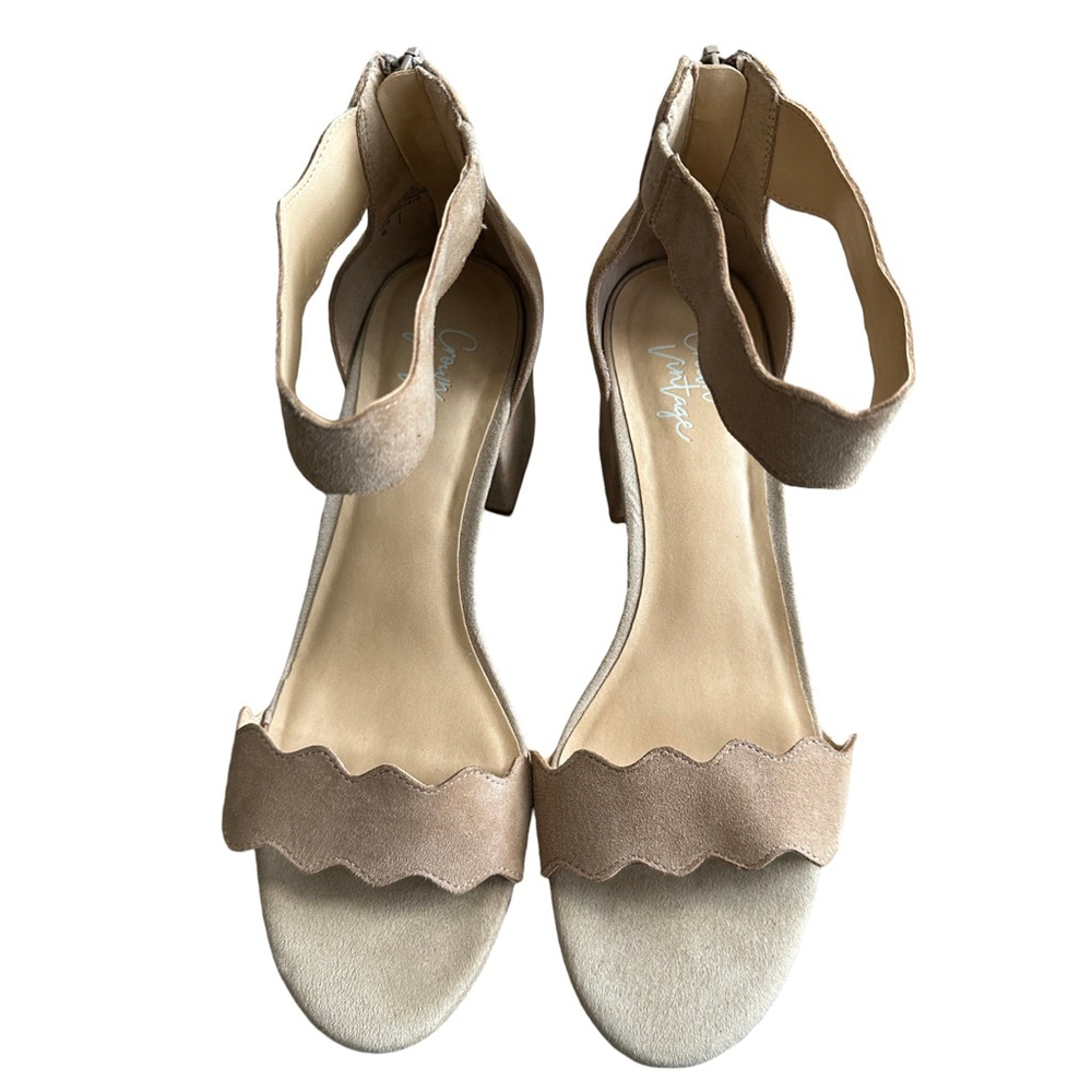 Women's Crown Vintage Beige Scalloped Block Heel Sandals Size 8